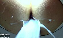 Wanita gemuk cantik pacar dengan enema susu anal yang nakal tertangkap di kamera toilet