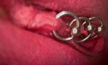 Close-up intenso de genitais perfurados e micção em uma compilação de quatro vídeos