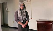 Американската майка получава лицето и задника си чукани в хиджаб косплей