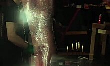 Junge Frau in BDSM-Szene gefesselt und kräftig penetriert