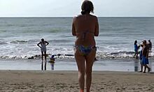 Страствени приказ на плажи са заобљеном Латиноамериканком и њеним дебелим љубавником