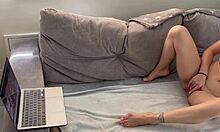 लीना पॉल्स वीडियो में एक भरी हुई नंगी मिल्फ सोफे पर घर के बने वीडियो में खुद को खुश करती हुई दिखाई देती है।
