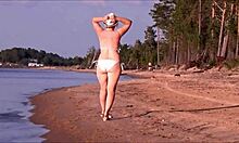 Vollbusige reife Frau zeigt ihre Kurven in einem weißen Badeanzug