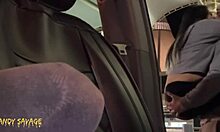 נערת הקולג' האסייתית נותנת בלואג'וב ומזדיינת במכונית