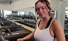 Eine Amateurin mit großen natürlichen Titten kommt im Fitnessstudio zum Training