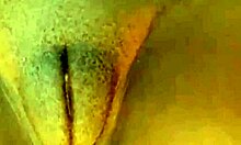 Pacar berotot memamerkan vaginanya yang ketat dalam video buatan sendiri
