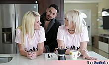 Две блондинки се наслаждават на безгрижен ден на сексуално изследване, вероятно задоволявайки споделения си партньор