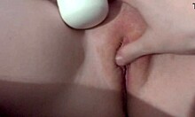 Stiefschwester masturbiert meinen Schwanz, während ich ihre jungfräuliche Muschi verwöhne