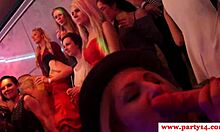 גברים אירופאים אמצעיים עוסקים במין אוראלי במהלך מסיבה פרועה