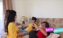 Celestina Bloom og Lexi deler et varmt møde med stedsøster derhjemme