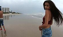 Manoella Fernandi tar av sig till bikinitrosan vid havet