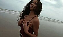 Manoella Fernandi zieht sich am Meer bis aufs Bikinihöschen aus