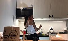 Гола красавица Силвияс прави кухненско шоу с безупречните си зърна
