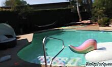 Млади и стари парови се упуштају у секс на базену на забави