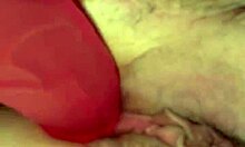 Detailní pohled na růžový dildo pronikající do měkké kundičky