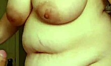 Min fru, en vällustig MILF, hänger sig åt sensuell mage och bröstskakning när jag njuter på kameran. Feedback välkomnas