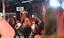 Amaterski striptizet in amatersko dekle v divji zabavi v domačem videu