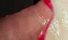 Close-up intens seks oral yang kacau dengan pacar dalam video buatan sendiri