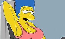 Niegrzeczna gospodyni domowa Marge zostaje analnie penetrowana zarówno na siłowni, jak i w domu podczas nieobecności swojego męża, z humorystyczną kreskówką Hentai w stylu Simpsonów jako tłem