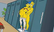 Marge, nezbedná gazdinka, sa počas neprítomnosti svojho manžela análne venuje v telocvični aj doma, s humornou hentai karikatúrou s tématikou Simpsonovcov ako kulisou