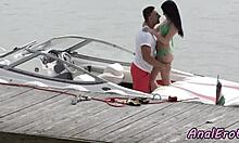 Pienikokoinen nainen, jolla on pienet rinnat, saa anaaliseksiä veneessä kotitekoisessa videossa