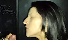 Un uomo dà piacere a uno sconosciuto attraverso un gloryhole, riceve sesso orale e una sborrata in faccia