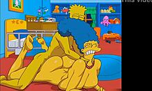 Мардж, палава домакиня, се наслаждава на анален секс както във фитнеса, така и у дома по време на отсъствието на съпруга си, с хумористичен хентай анимационен филм на тема Симпсън