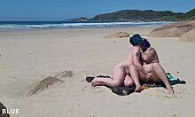 Deux femmes s'embrassent nues sur une plage brésilienne