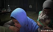 فتاة صغيرة تشارك في الحديث الساخن وإعطاء اللسان محلي الصنع أثناء التسلل إلى قاعدة عسكرية .