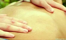 Гей мъже си доставят удоволствие по време на масажна сесия