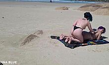 ブラジルのビーチで裸でキスする2人の女性
