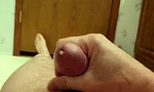 Ropa rasgada durante un orgasmo intenso