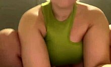 Geile vriendin berijdt dildo voor anaal plezier in zelfgemaakte video