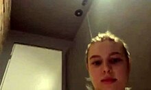 Azgın kız arkadaş ev yapımı videoda anal zevk için dildo üzerinde sürüyor