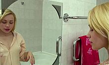 Очарователната блондинка Оля съблазнява с големите си цици, докато се къпе у дома