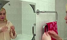 صديقة شقراء رائعتين أوليا تغوي مع كبير الثدي أثناء الاستحمام في المنزل