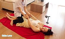 Hábil terapeuta de masajes asiático da un masaje sensual
