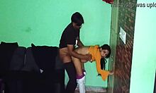 İngiliz çift, büyük kalçalı Hintli kız arkadaşıyla ev yapımı seksin tadını çıkarıyor