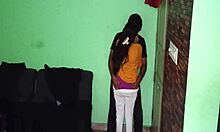 Coppia britannica gode del sesso fatto in casa con la sua fidanzata indiana dal culo grosso