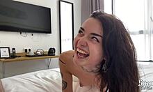 Hjemmelaget video av bitteliten brunette som gir en blowjob og nyter anal
