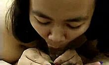 Thajská teenka dává kouření svému příteli doma
