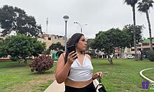 Kassandra, Latinoameričanka s veľkým zadkom, sa vzruší a hľadá cukrového otca na verejnosti v tomto kompletnom videu s červeným oblečením, opätkami a piercingom jazyka