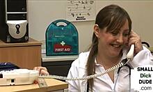 En sjuksköterska och femdom-grupp njuter av en patient med en liten penis i en hemmagjord video