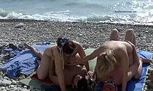 Orgie în aer liber cu naturiști ruși pe plajă