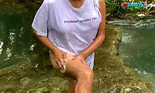 유혹적인 초보 트랜스젠더 여성이 야외 목욕을 즐깁니다