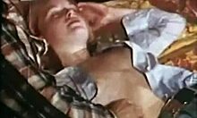 Een tiener met natuurlijke borsten wordt door een geile groep gesneden in een retropornofilm