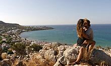 Lepi 18-19-letni par uživa v strastnem poljubljanju in zagrabljanju riti na otoku Kreta