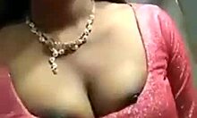 Indisk MILF viser sine brystvorter frem i hjemmelavet video