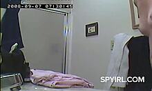 Video mata-mata amatir seorang gadis vintage di kamar mandi
