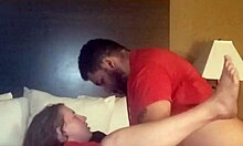 Egy nagy fekete kakas és egy aranyos tinédzser szexelnek egy szállodai szobában